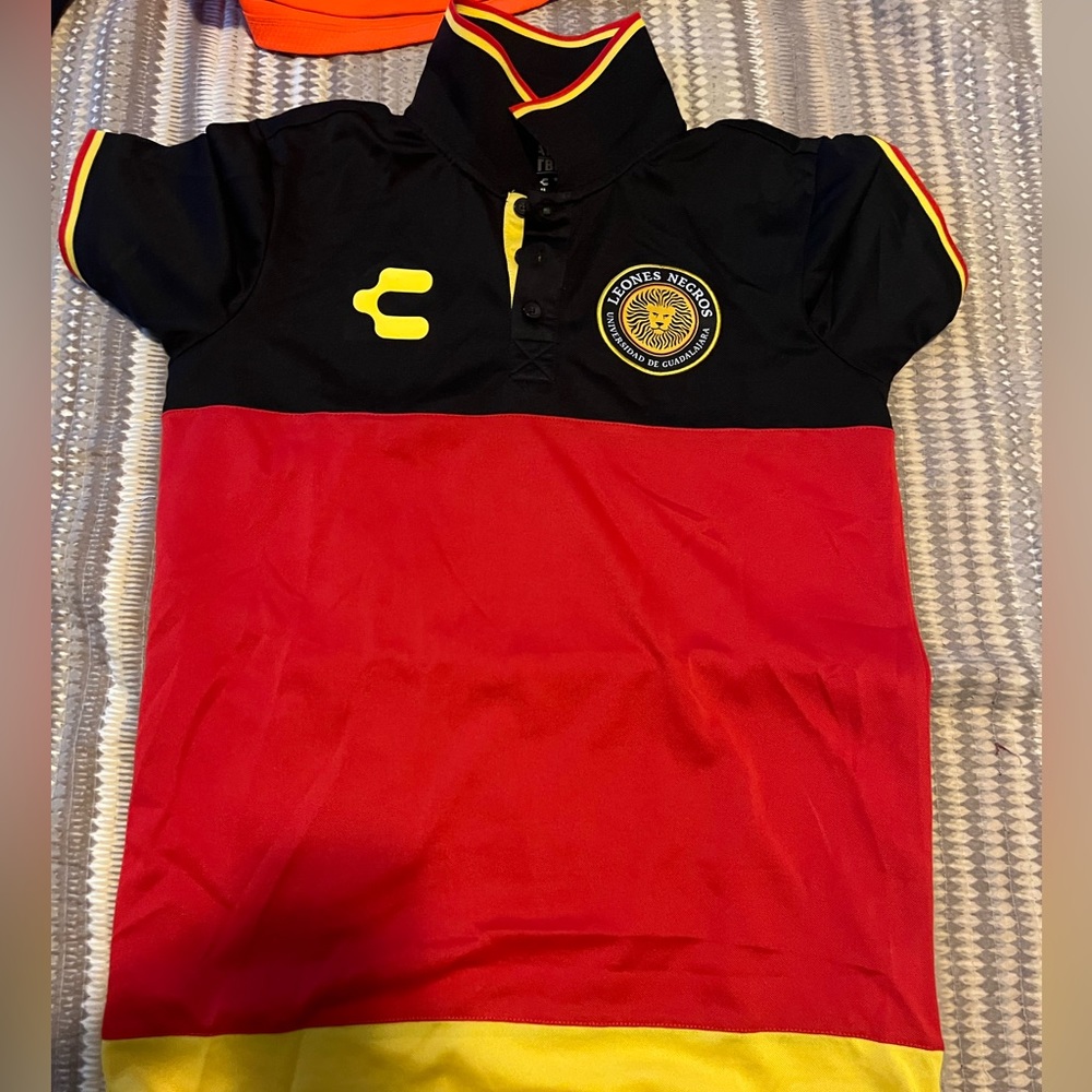 Charly Leones Negros Travel Polo